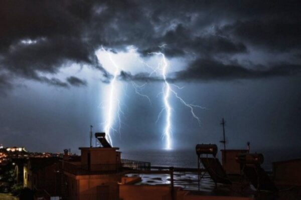 Καιρός – meteo: Σχεδόν 20.000 κεραυνοί με ισχυρές βροχές και καταιγίδες σήμερα