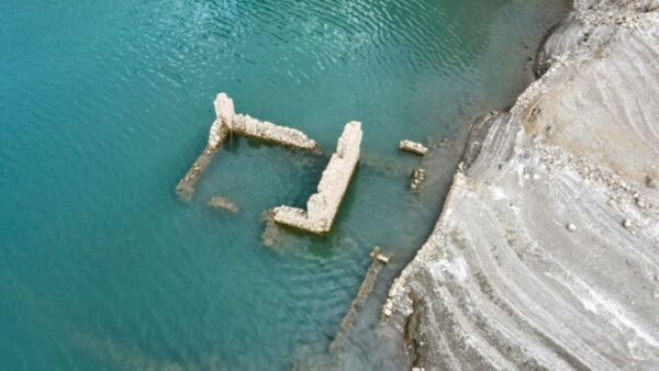Στερεύει ο Μόρνος - Αναδύονται τα βυθισμένα στα νερά σπίτια από το χωριό Κάλλιο
