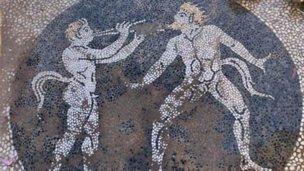 ΥΠΠΟ: Αποκάλυψη βοτσαλωτού ψηφιδωτού δαπέδου με παράσταση Σατύρων στην Ερέτρια