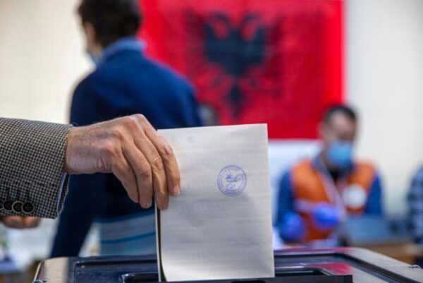 Επαναληπτικές εκλογές στη Χειμάρρα: Καταγγελίες για εξαγορά ψήφων και εκβιασμών – Χαμηλή η συμμετοχή