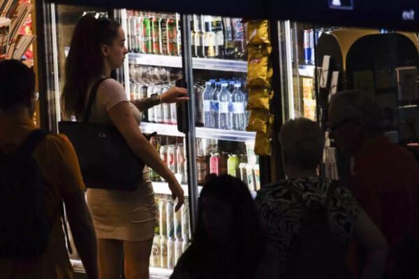Βρέθηκαν ίχνη μικροπλαστικών σε φιάλες αναψυκτικών
