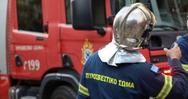 Θεσσαλονίκη: Λεωφορείο τυλίχτηκε στις φλόγες στα Κουφάλια – Στο σημείο η Πυροσβεστική (video)