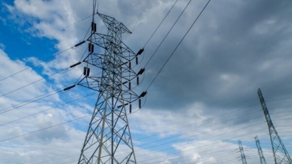 ΥΠΕΝ: Κάτω από 15 λεπτά/kWh η τελική τιμή για τους οικιακούς καταναλωτές ηλεκτρικής ενέργειας