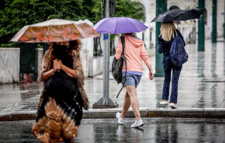 Καιρός: Επιστρέφει το φθινόπωρο με βροχές και «βουτιά» της θερμοκρασίας – Πότε και πού θα «χτυπήσει» η κακοκαιρία