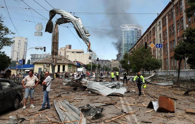 Τρεις γυναίκες σκοτώθηκαν σε ρωσικό βομβαρδισμό στο Ντονέτσκ – 58 νεκροί από το πλήγμα στην Πολτάβα