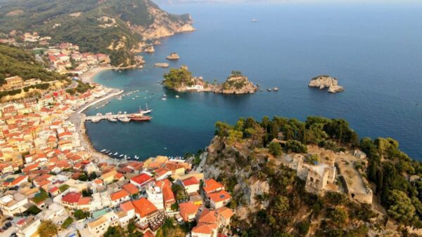 Πάργα: Η νύμφη της Ηπείρου, με το μεσαιωνικό κάστρο, το γραφικό Νησί της Παναγιάς και τις κοσμοπολίτικες παραλίες -video