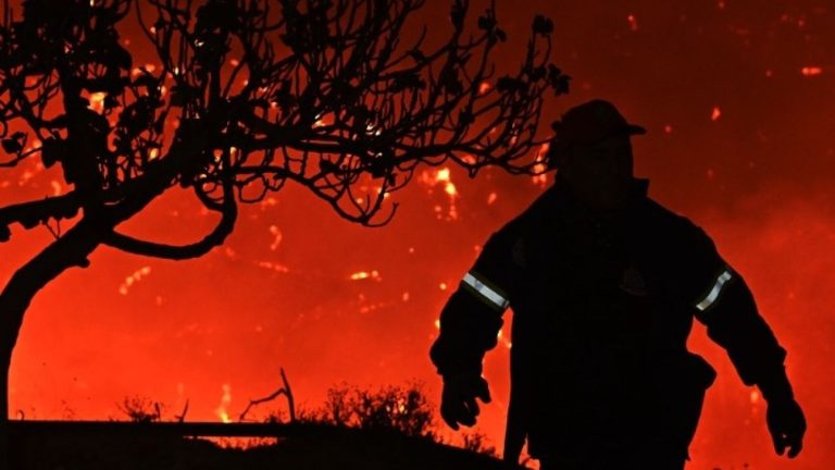 Συνεχίζεται η μάχη με τις φλόγες στο Ξυλόκαστρο - Τραυματίστηκαν δύο πυροσβέστες