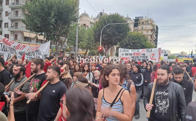 ΤΩΡΑ: Πορεία στο κέντρο της Θεσσαλονίκης για τα 11 χρόνια από τη δολοφονία του Παύλου Φύσσα