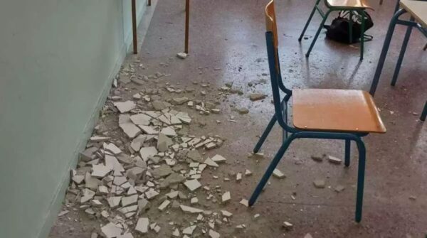 Θεσσαλονίκη: Έπεσαν σοβάδες σε σχολείο εν ώρα μαθήματος – Από τύχη δεν έπεσαν στα κεφάλια των μαθητών