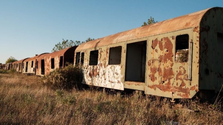 Θεσσαλονίκη: Οι κρυφές ιστορίες των 2.000 εγκαταλελειμμένων βαγονιών - Δείτε φωτογραφίες