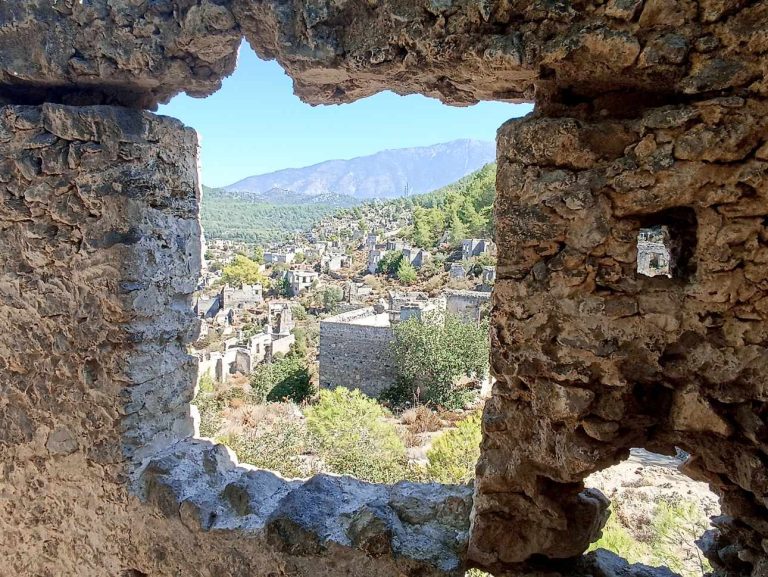 Το Λεβίσσι των Ρωμιών, ένα μικρασιατικό χωριό σμιλεμένο στο βράχο