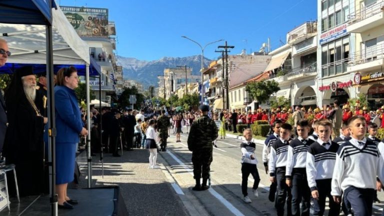 Λ. Μενδώνη από τη Σπάρτη: Τιμούμε τους προγόνους μας για την ηρωική τους θυσία, η Ελλάδα βαδίζει σταθερά, μπροστά, περήφανη για τον λαό και τις κατακτήσεις