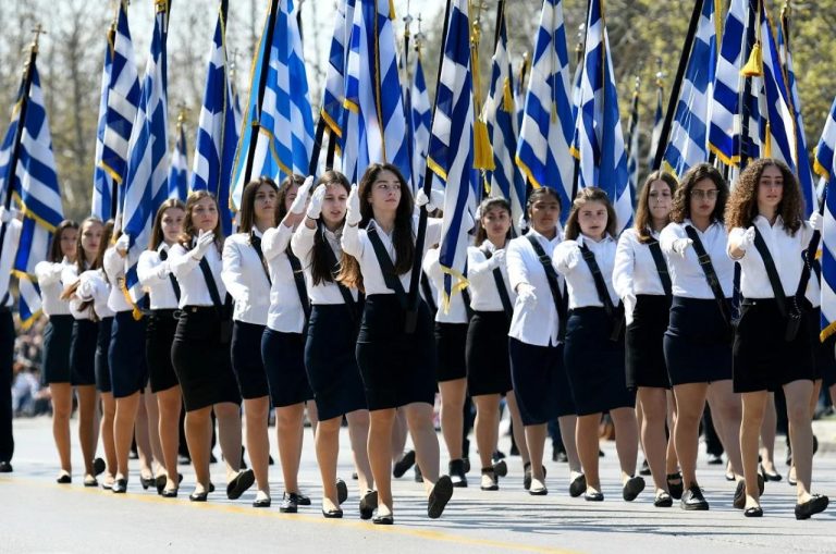 Παρέλαση με λιακάδα και 26 βαθμούς – Εξασθενούν οι άνεμοι, πότε έρχονται βροχές