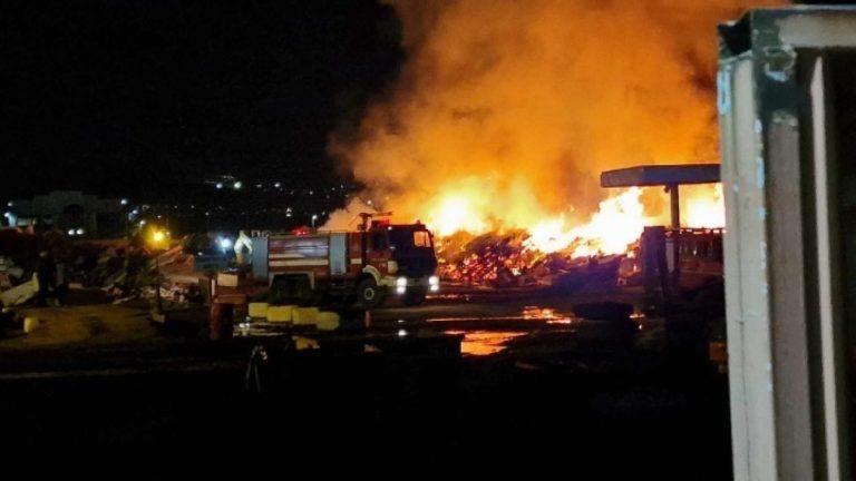 Θεσσαλονίκη: Σε εξέλιξη μεγάλη πυρκαγιά σε εταιρεία με ανακυκλώσιμα υλικά στη ΒΙΠΕ Σίνδου