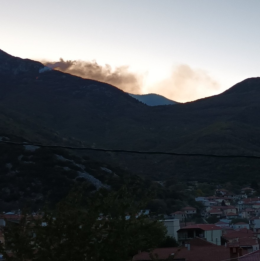 Μαίνεται η πυρκαγιά στο Παγγαίο – Επιχειρούν ισχυρές δυνάμεις της Πυροσβεστικής