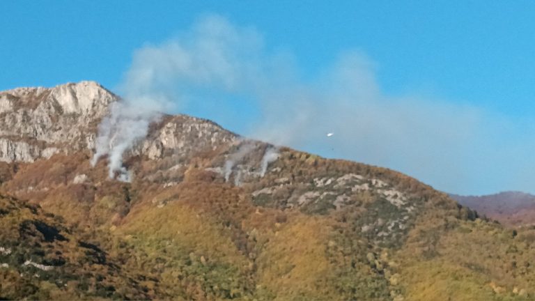 Μαίνεται η πυρκαγιά στο Παγγαίο – Επιχειρούν ισχυρές δυνάμεις της Πυροσβεστικής