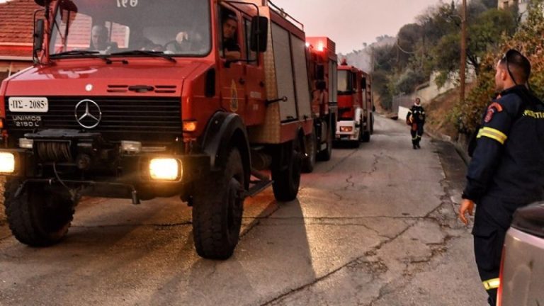 Συνεχίζεται η μάχη με τη φωτιά στο Ξυλόκαστρο - Αποκαταστάθηκε η κυκλοφορία των οχημάτων στον αυτοκινητόδρομο Κορίνθου-Πατρών