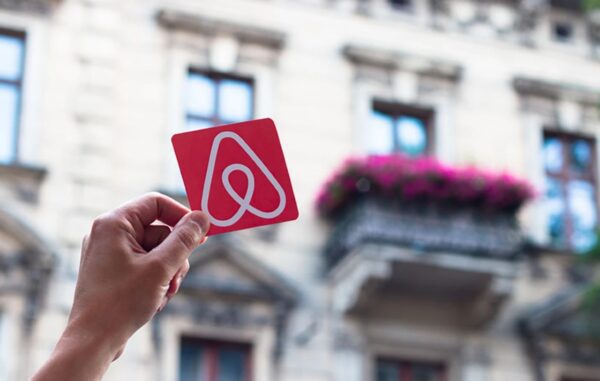 Airbnb: Νέο αυστηρό πλαίσιο για τα καταλύματα βραχυχρόνιας μίσθωσης – Όλες οι αλλαγές