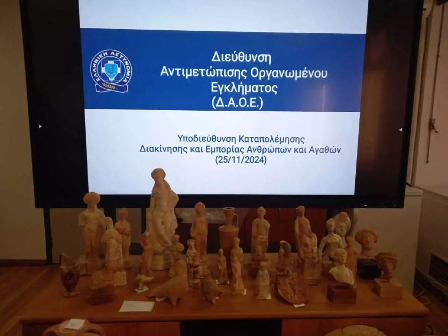 Άλιμος: Oλόκληρο μουσείο είχαν κρυμμένο δύο αρχαιοκάπηλοι σε τρία διαμερίσματα – Βρέθηκαν 172 αρχαία αντικείμενα (φωτο & video)