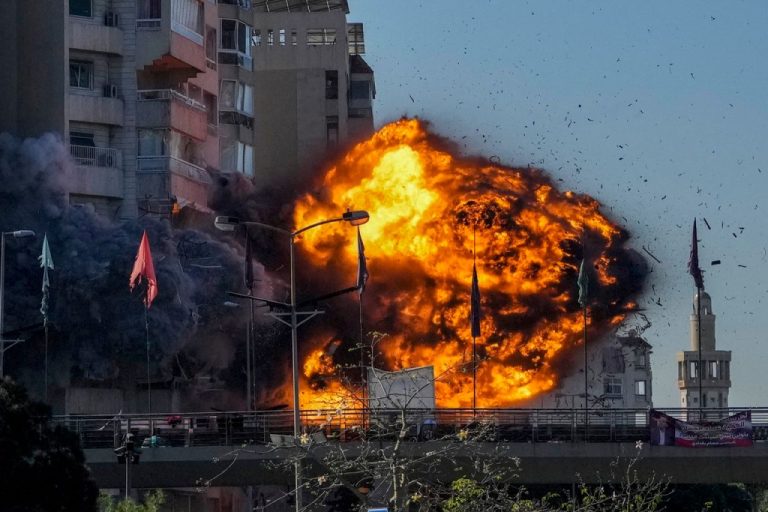 Ο ισραηλινός στρατός ισοπέδωσε πολυκατοικία στη Βηρυτό, την ώρα που οι ΗΠΑ καταβάλλουν προσπάθειες για την επίτευξη εκεχειρίας