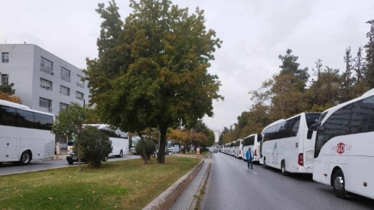 Θεσσαλονίκη: Χιλιάδες Τούρκοι επισκέπτες στο Τουρκικό Προξενείο για την επέτειο θανάτου του Κεμάλ Ατατούρκ