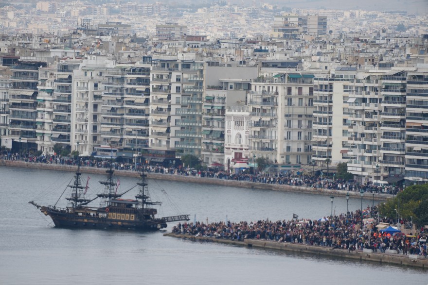 Εντυπωσιακή επίδειξη της Πολεμικής Αεροπορίας στον ουρανό της Θεσσαλονίκης -φωτο