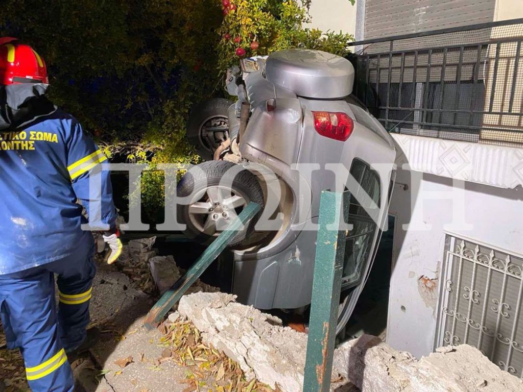 Τροχαίο στην Καβάλα: Αυτοκίνητο "προσγειώθηκε" μεταξύ πεζοδρομίου και κατοικίας - φωτογραφίες & video