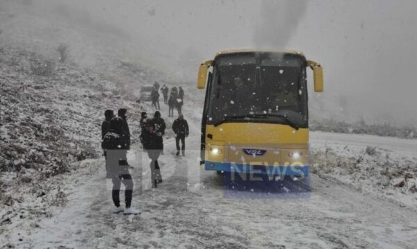 Καστοριά: Απεγκλωβίστηκαν 35 επιβάτες λεωφορείου που «κόλλησε» στα χιόνια