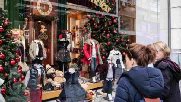 Σε ισχύ από τις 12 Δεκεμβρίου το εορταστικό ωράριο: Πώς θα λειτουργήσουν τα καταστήματα
