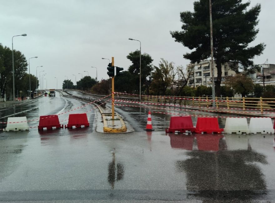 Θεσσαλονίκη: Κατέρρευσε η γέφυρα Δενδροποτάμου που ήταν κλειστή για εργασίες – Διεκόπη η κυκλοφορία και στα δύο ρεύματα