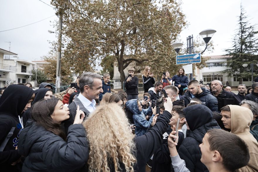 Επίσκεψη Μητσοτάκη στο Καπανδρίτι: Η βόλτα μαθητή με το πρωθυπουργικό αυτοκίνητο - video