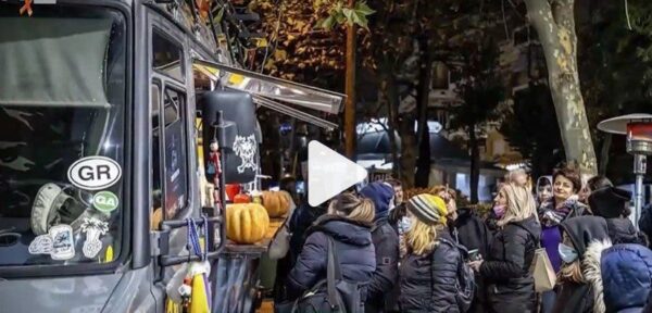 Γνωρίστε τον σεφ με την «αρκούδα» του που γυρνάει όλον τον κόσμο με την καντίνα του!