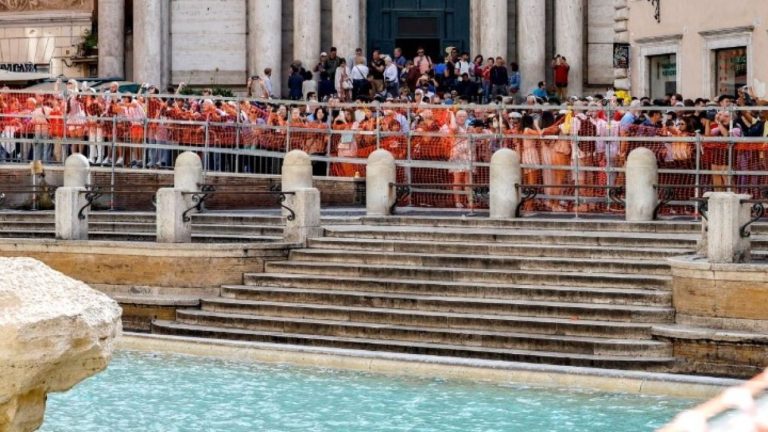 Από την Φοντάνα Ντι Τρέβι, στην «πισίνα ντι Τρέβι»: λύση ανάγκης, για να μπορούν να ρίχνουν τα κέρματα οι τουρίστες