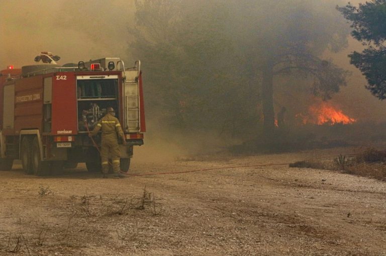 Τραγωδία στη Θεσσαλονίκη: Πέθανε πυροσβέστης κατά τη διάρκεια κατάσβεσης φωτιάς