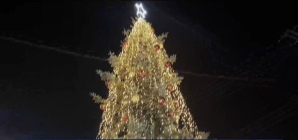 Άναψε στον Ταξιάρχη της Χαλκιδικής το πρώτο χριστουγεννιάτικο δέντρο σε όλη την Ελλάδα