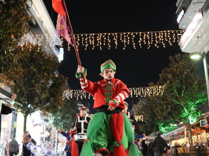 Τρίκαλα: Φωταγωγήθηκε το υψηλότερο χριστουγεννιάτικο φυσικό δέντρο της χώρας