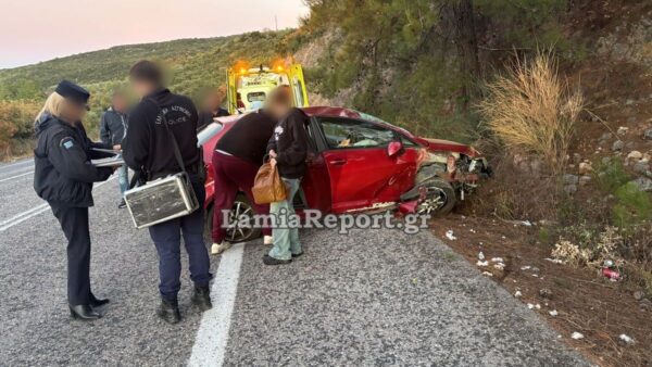Τροχαίο για οικογένεια με μωρό έξω από τη Λαμία – Δύο ασθενοφόρα μετέφεραν τους τραυματίες στο Νοσοκομείο -video
