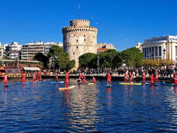 Θεσσαλονίκη: Από Αϊ-Βασίληδες που κωπηλατούν με sup γεμίζει ο Θερμαϊκός