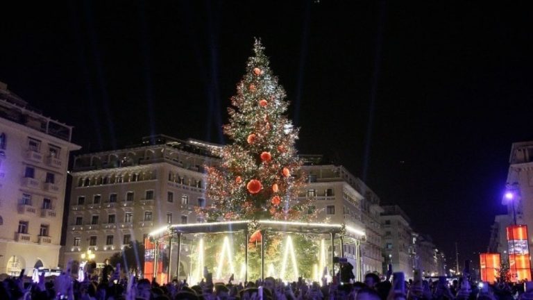 Ανάβει το δέντρο στην πλατεία Αριστοτέλους και η πόλη μπαίνει σε χριστουγεννιάτικους ρυθμούς