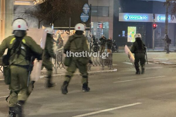 ΤΩΡΑ: Ένταση και προσαγωγές στο κέντρο μετά την πορεία για την επέτειο δολοφονίας Γρηγορόπουλου (video)