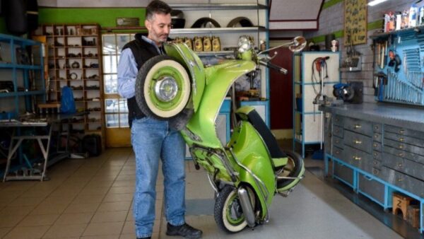 H θρυλική κλασική βέσπα συνεχίζει να κερδίζει τους Λαρισαίους - video
