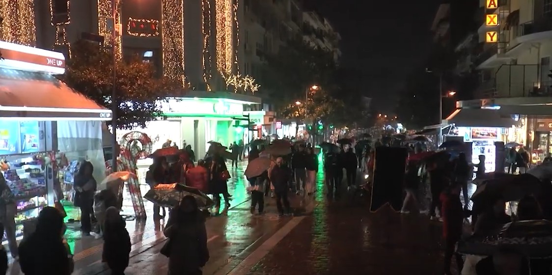 Black Friday και Λευκή νύχτα στις Σέρρες: Ξεχύθηκαν οι Σερραίοι παρά τη βροχή -video