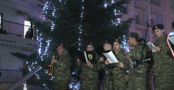 Φωταγωγήθηκε το Χριστουγεννιάτικο δέντρο της Μητρόπολης Σερρών - video