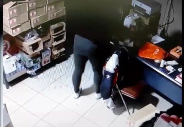 Θεσσαλονίκη: Παραβίασαν βοηθητική πόρτα καταστήματος και αφαίρεσαν χρηματικό ποσό - Δείτε video