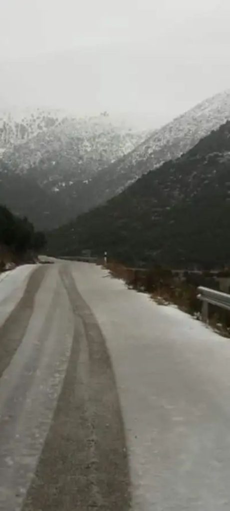 Καιρός – Ηλεία: Έπεσαν τα πρώτα χιόνια στο όρος Ερύμανθος, μαγικές εικόνες