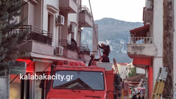 Καλαμπάκα: Μεγάλη φωτιά σε ξενοδοχείο – Επιχείρηση απεγκλωβισμού ενοίκων (φωτο)