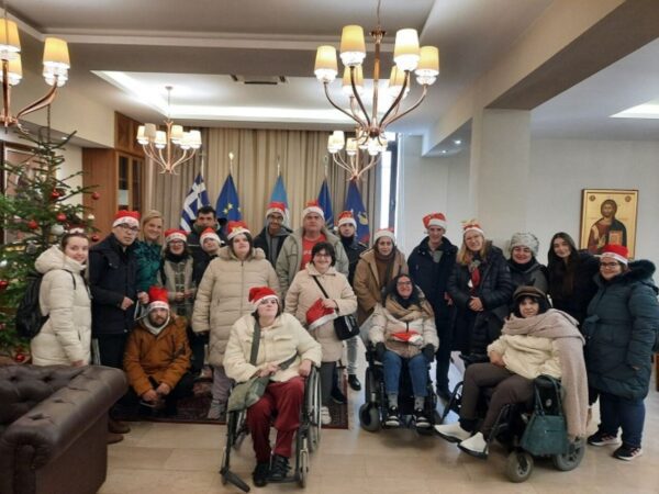 Η Δήμαρχος Σερρών άκουσε τα κάλαντα των Χριστουγέννων και αντάλλαξε ευχές με μαθητές και εκπαιδευτικούς