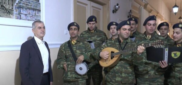 Παραμονή Χριστουγέννων: Κάλαντα στον Περιφερειάρχη Σερρών, Παναγιώτη Σπυρόπουλο -video