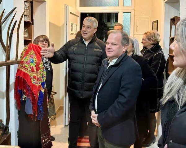 Ο Κ. Καραμανλής με το Δ.Σ. και τα μέλη του Συλλόγου "Θρακών Σκουτάρεως"