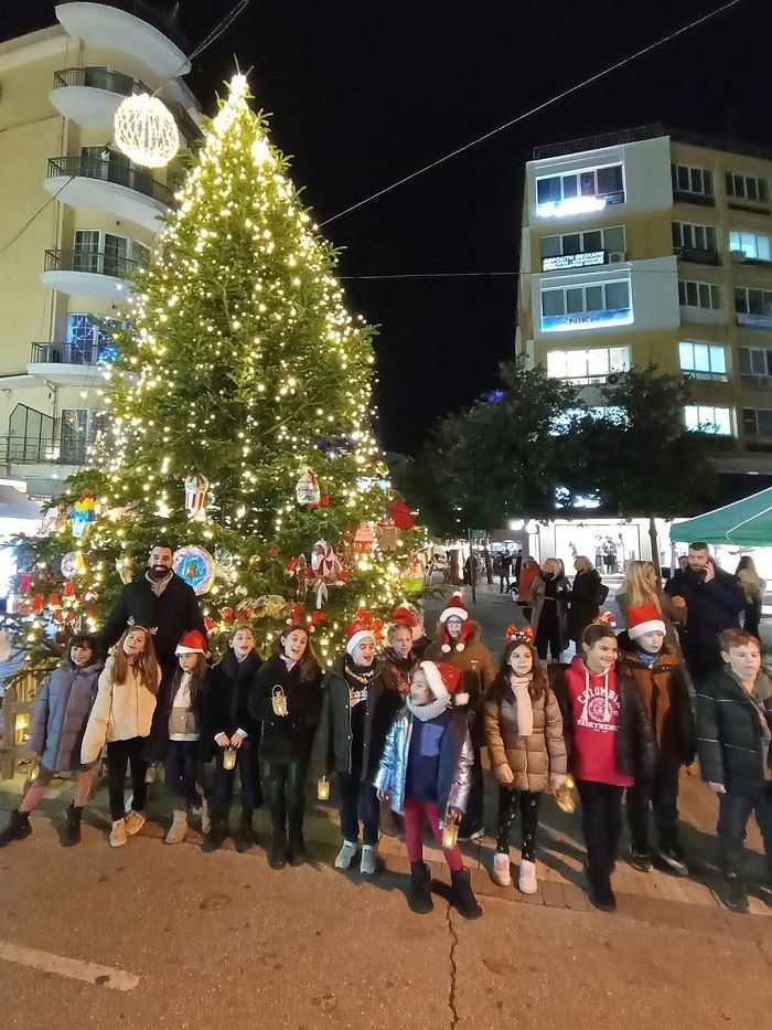 Πολιτεία των Ευχών: Παραδοσιακά κάλαντα και χριστουγεννιάτικες μελωδίες από τα μέλη των Πολιτιστικών Συλλόγων